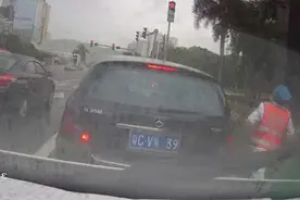 俩司机不礼让救护车 广东珠海交警首开罚单图片