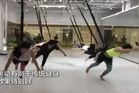 都市白领健身新玩法，健身试水室内蹦极运动图片