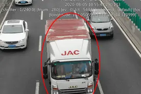 82秒｜开着车玩手机、吸烟……长点心吧！你的这些行为已经被无人机盯上了图片