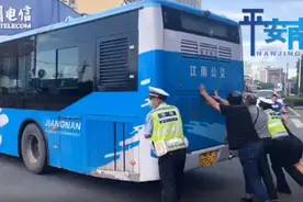 老民警徒手推公交，接下来的一幕太燃图片