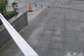 合肥一酒店24楼外立面玻璃爆裂掉下砸到地面两辆车 所幸无人员受伤图片