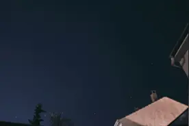 摄影师发布延时摄影：将持续数小时的英仙座流星雨浓缩到10秒图片