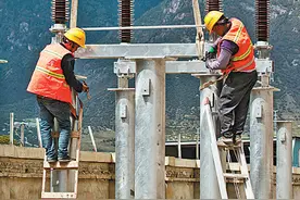 牵引变压器已安装完成图片