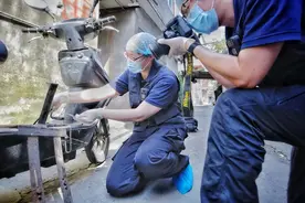 女法医高温天出现场：全副武装，保护物证图片