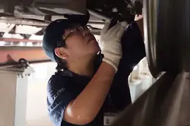 高温下的劳动者| 动车“B超师”的日常视频封面