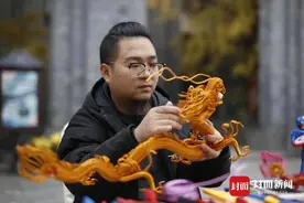 90后小伙在成都：用金属丝编织出大千世界图片