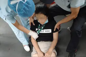女子乘车突然昏迷倒地 海口“公交侠”与乘客联手施救图片
