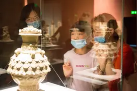 “神兽”很忙 博物馆里去充电视频封面