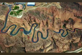 甘肃白银悬崖最美盘山路 垂直落差150米拐22道弯图片