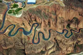 甘肃白银悬崖最美盘山路 垂直落差150米拐22道弯图片