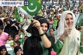 巴基斯坦民众街头狂欢庆贺独立日图片