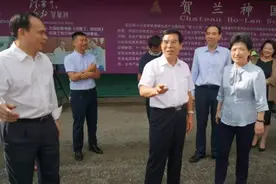 中宣部副部长、国家广电总局党组书记、局长聂辰席在宁夏看望《闽宁纪事》摄制组图片