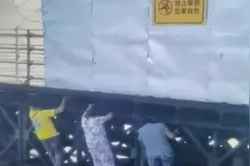 无视警告牌，襄阳三老人徒手攀爬汉江大桥视频封面