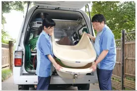 关心失能老人洗澡问题，松江民政推出带着浴缸上门的暖心服务图片