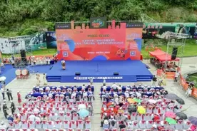 张家界市第二届网红直播旅游节启幕 山水组合现场演唱《你莫走》图片