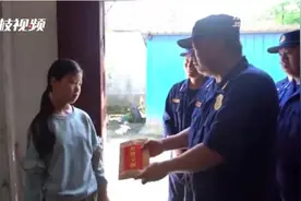感人！贫困女孩收到抗洪消防员捐款瞬间泪目：等我长大了去看你们图片