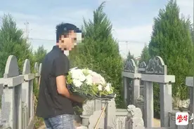 18岁小伙收到大学录取通知书后，手捧鲜花拜谢一年前的“救命恩人”图片
