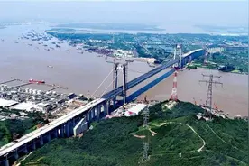 世界首座高速铁路悬索桥完成通车前“体检”图片
