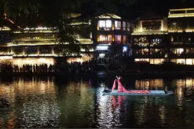 跨省游恢复一个月后的凤凰古城：游客回来了，旅游业仍在亏损图片