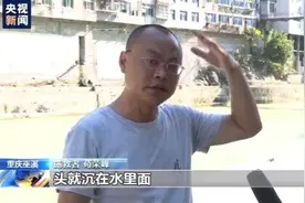 男孩失足落水 路人奋不顾身跳下水 30秒救人后默默离开图片