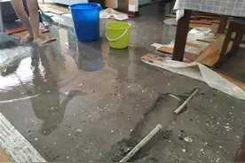 凌晨供水管爆管，整个屋子被泡图片