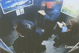 变态？！多次尾随女性，故意踩脚后“帮忙按摩”，上海一“咸猪手”获刑图片