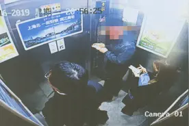 多次尾随女性，故意踩脚“帮忙按摩”……“咸猪手”被判决图片