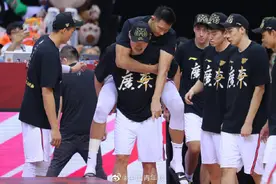 广东夺得CBA总冠军，易建联伤退图片