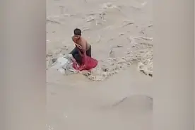 印度12岁少年跳进河中解救22岁溺水男子图片