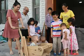 福建龙泉一爷爷为孙子做螳螂车火了，网友盛赞：艺术品！隔壁的小孩都馋哭了图片