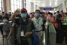 今年中原首趟跨省旅游专列出发图片