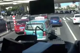 消防车被困，一个熟悉的身影霸气出手图片