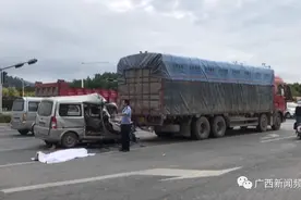 南宁罗文大道面包车追尾大货车，事故造成一死一伤图片