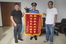 修路遇到“拦路虎”，郑州城管及时清除图片