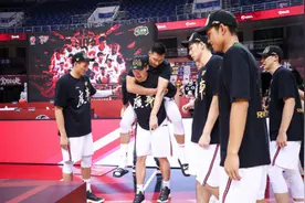 广东媒体曝易建联跟腱断裂 球迷：真心希望是条假新闻图片