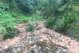 雅西高速菩萨岗段成都至西昌方向发生山体滑坡，道路双向中断图片