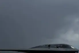 美军在印度洋基地部署B2隐身战略轰炸机视频封面
