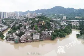 嘉陵江2号洪水 来袭 磁器口古镇商铺正提前转移图片
