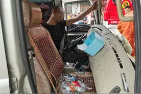 青岛一小货车追尾半挂车，车头凹陷严重变形！司机双腿被卡，意识模糊…图片