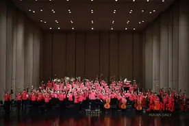 91岁郑小瑛与9岁琴童同台，展现湖南交响乐新生力量图片
