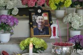 遇害夫妻安葬当日嫌犯落网，女儿泪如雨下：“我终于可以直视父母的遗像了”图片