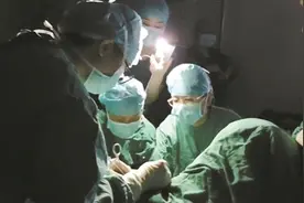 全麻手术突遇断电 医护接力续航生命图片