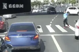 消防出警遇阻 外卖小哥霸气“指挥”打开救援通道图片