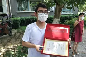 合肥小伙喜收中国科大录取通知书 该校首批通知书8月15日发出图片