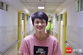 临高大二男生边读书边兼职补贴家用 带妈妈上大学图片