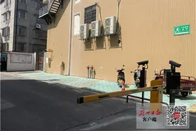 荆州某宿舍门前违规设置道闸 城管责令限期改正拆除图片