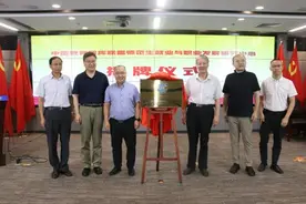 新东方与师范生就业与职业发展研究中心签约 共建师范类人才培养新模式图片