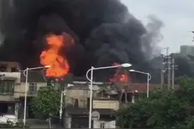 突发！柳州某单位起大火，现场火势汹汹，十多辆消防车前往灭火图片
