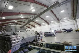 加拿大举办“得来速”式古董汽车飞机展图片