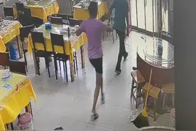 惊险！顾客拿菜刀打架，山东一女老板徒手夺刀图片